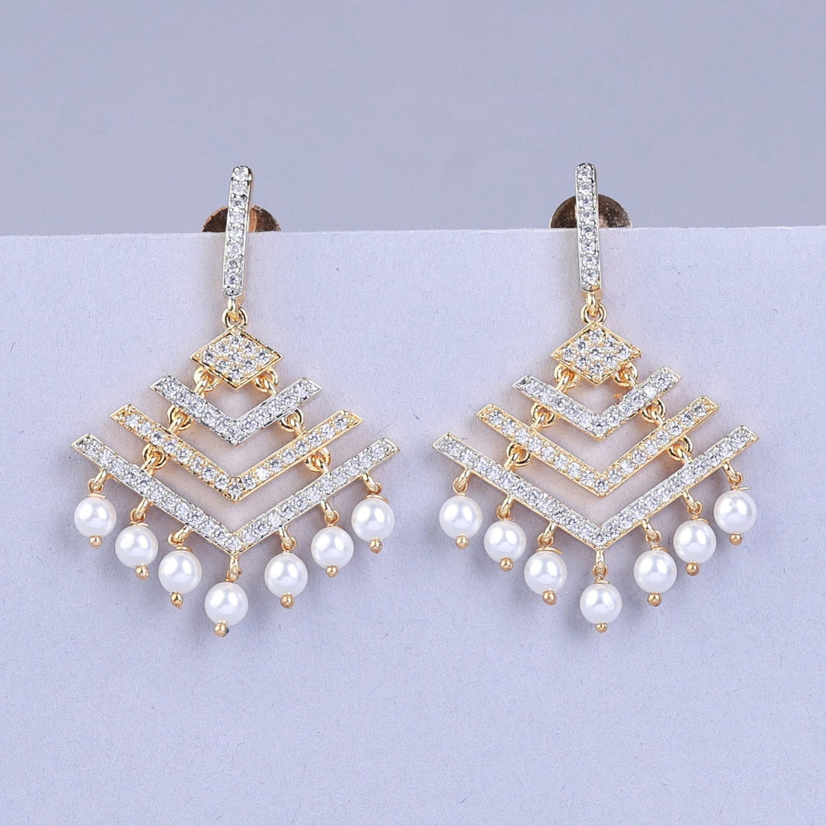 Pair of gold earrings with pearls